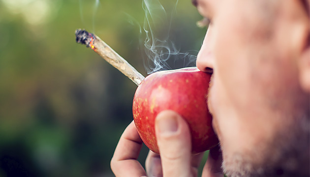 como fumar en una manzana