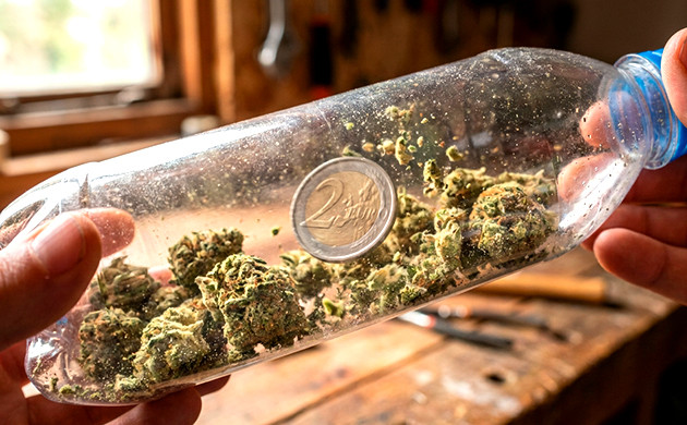 how to break up weed with your hands