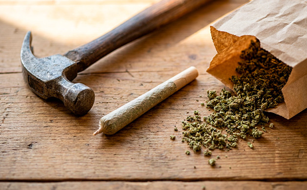 Martillo y bolsa de papel: método sencillo, pero efectivo utensilo para triturar marihuana