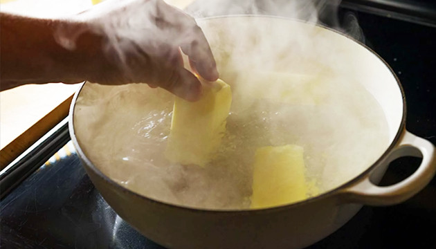 comment faire du thé avec des tiges de mauvaises herbes