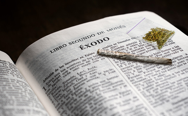 fumar con papel de biblia
