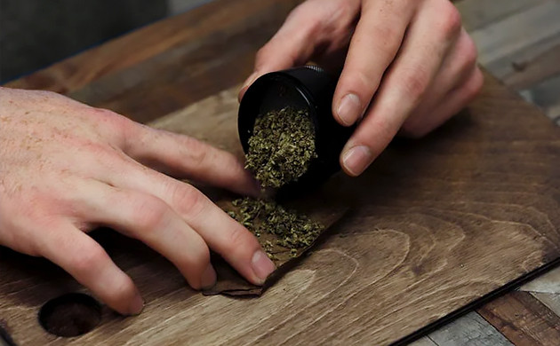how to roll a blunt with a cigar