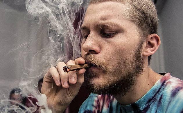 Come rollare un blunt: l'unica guida di cui avrai bisogno - Herbies