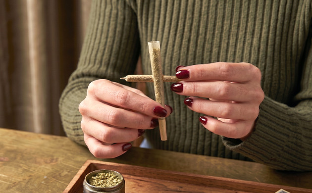 Passez le plus petit joint à travers le trou du plus gros