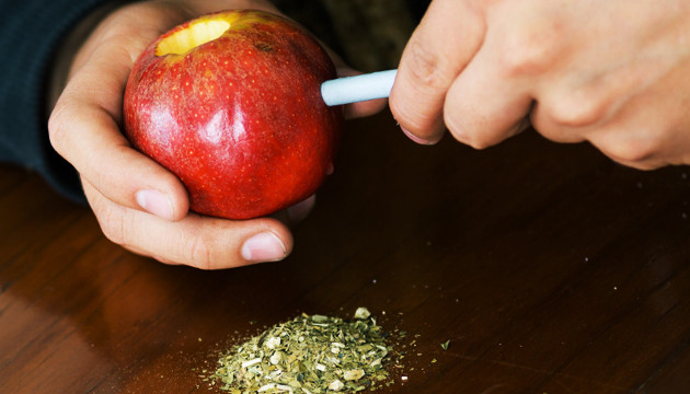 Una manzana para mantenerte saludable… ¡Y fumar marihuana!