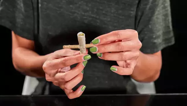 Passez le plus petit joint à travers le trou du plus gros