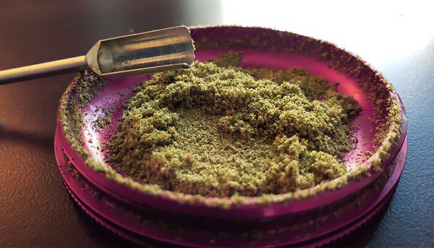 como hacer kief con los tallos de marijuana